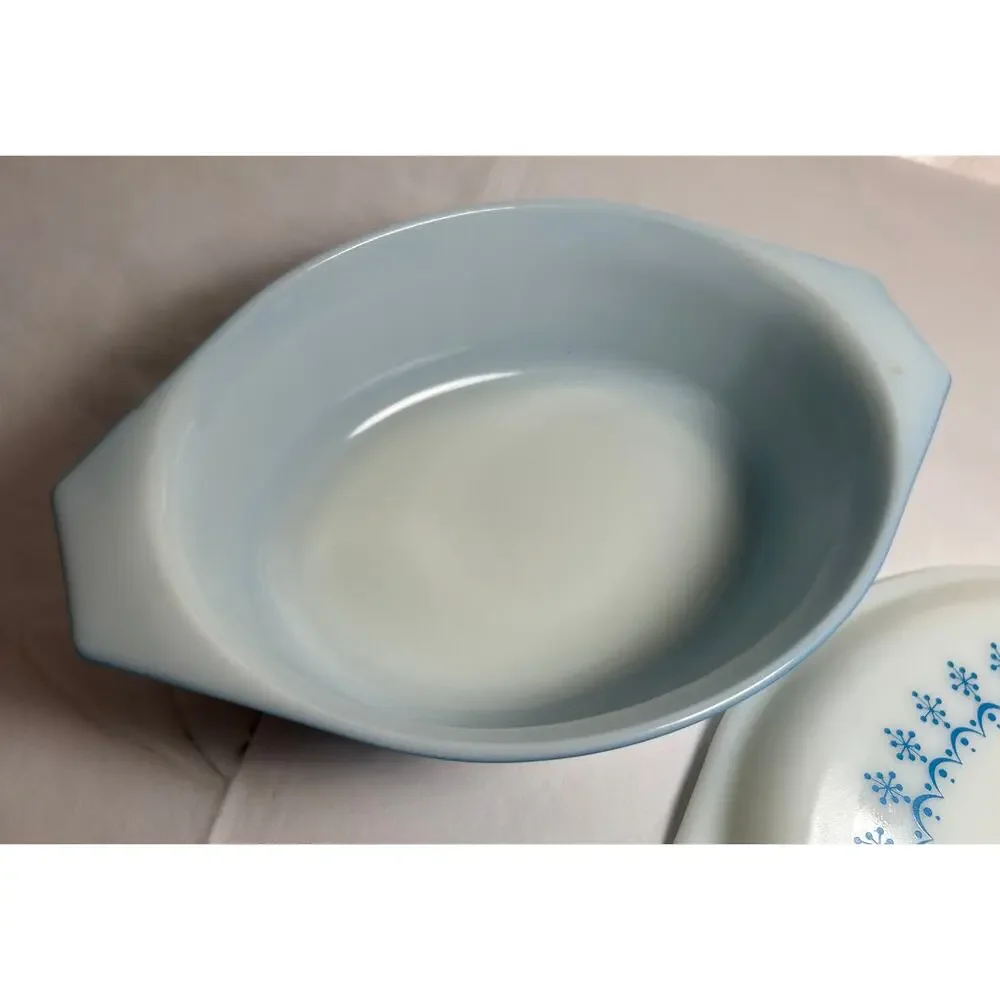 Vintage Pyrex Blue Garland Snowflake casserole dish with lid 1.5 qt